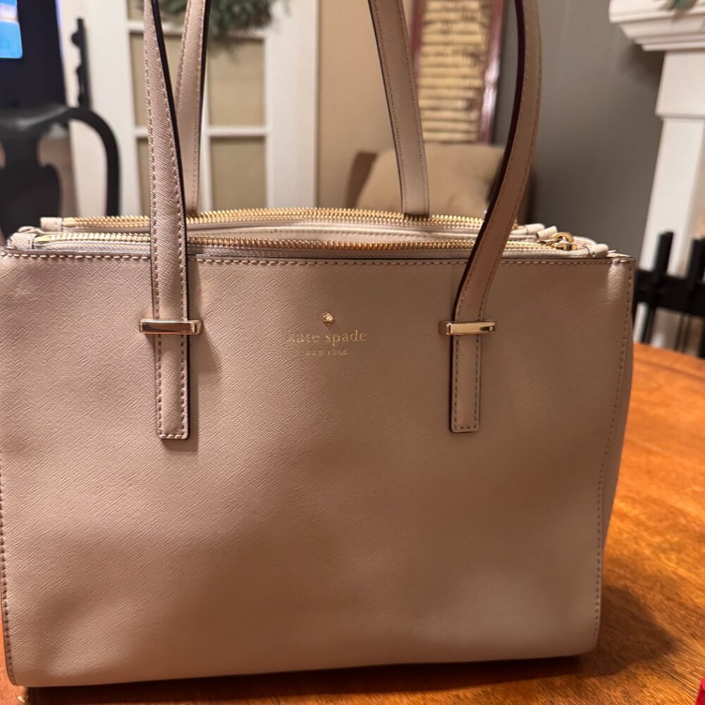 Kate Spade Light Beige Leather Cedar Street Jensen Tote excellent condition